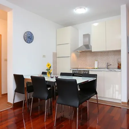 Apartment By The Sea - 16211